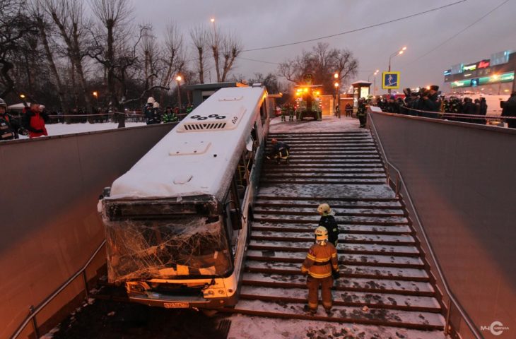 В Москве автобус с пассажирами заехал в метро: 5 человек погибли